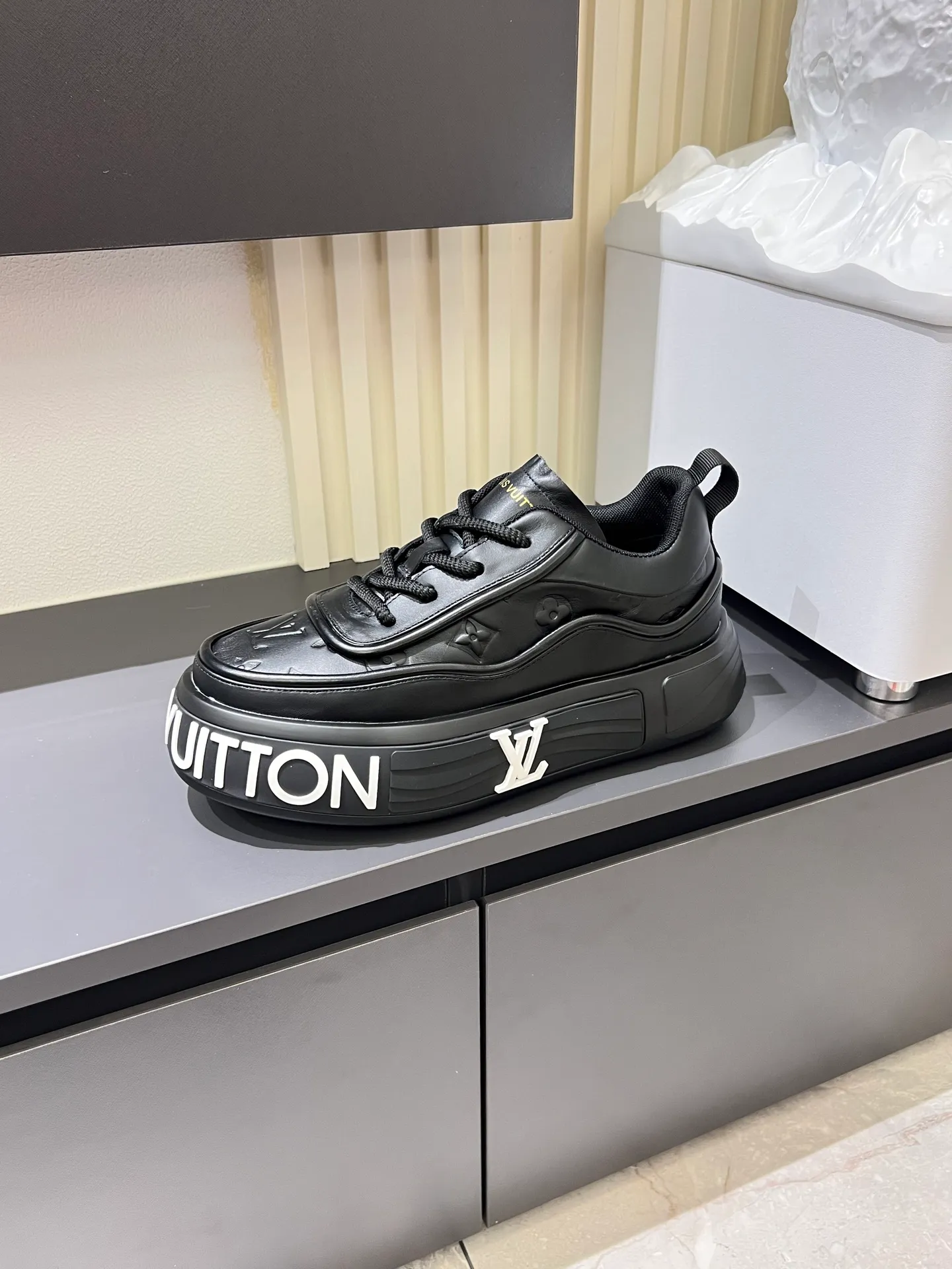 p560 "LOUI* VUITTO*" popular men's casual shoes, genuine development in Italy💯Purchase level quality✔️The upper is made of official website material first-layer cowhide, comfortable and soft sheepskin feet⚡️Fashionable and versatile. The toe last shape is firm and full, and the soles are made from LV original molds and can be freely entered and exited the counter. They are light and comfortable on the foot~purely handmade, details determine the quality! Size:39-44, (38.45 customized)